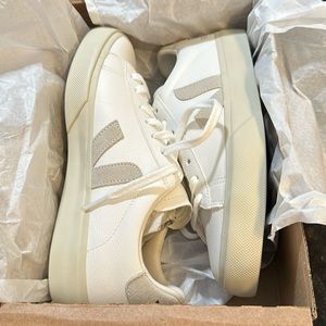 Veja Campo Chromefree NWT 39/8